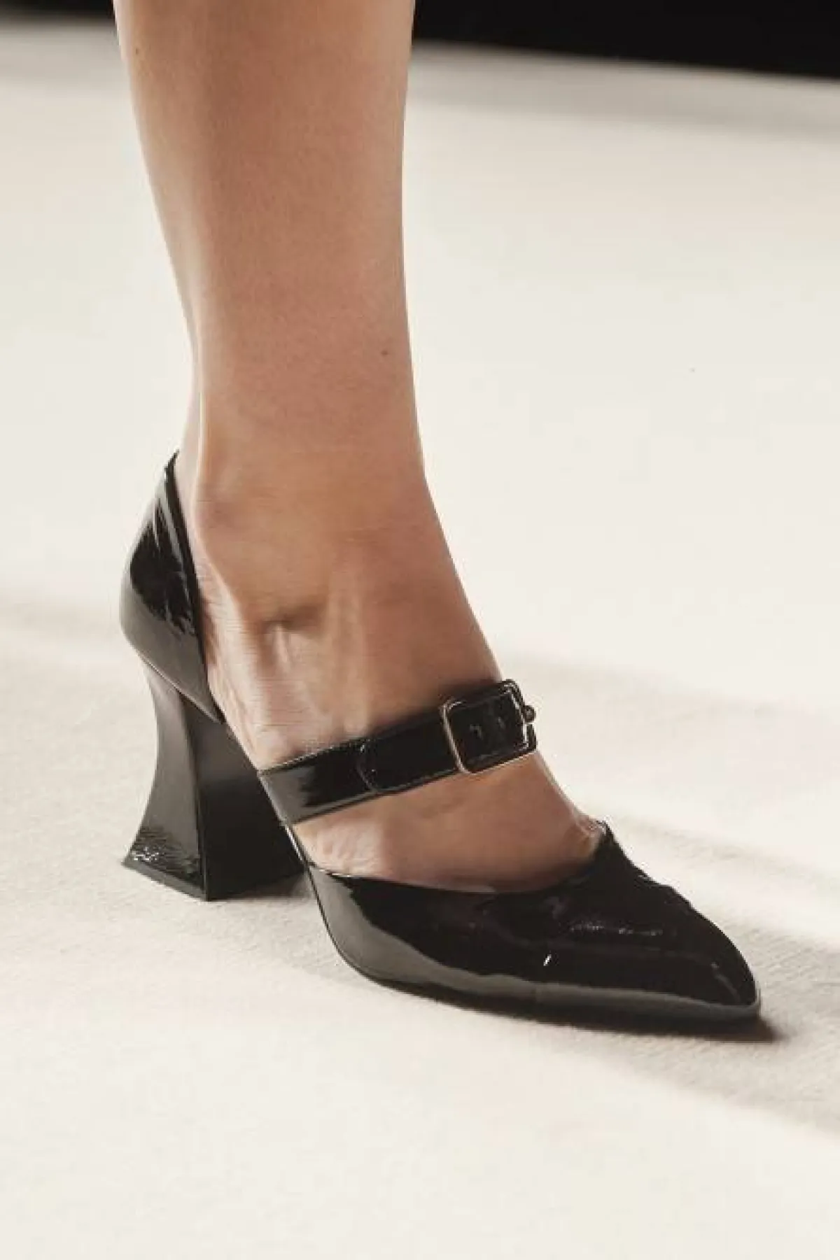 حذاء برأس مُدبب من شانيل Chanel