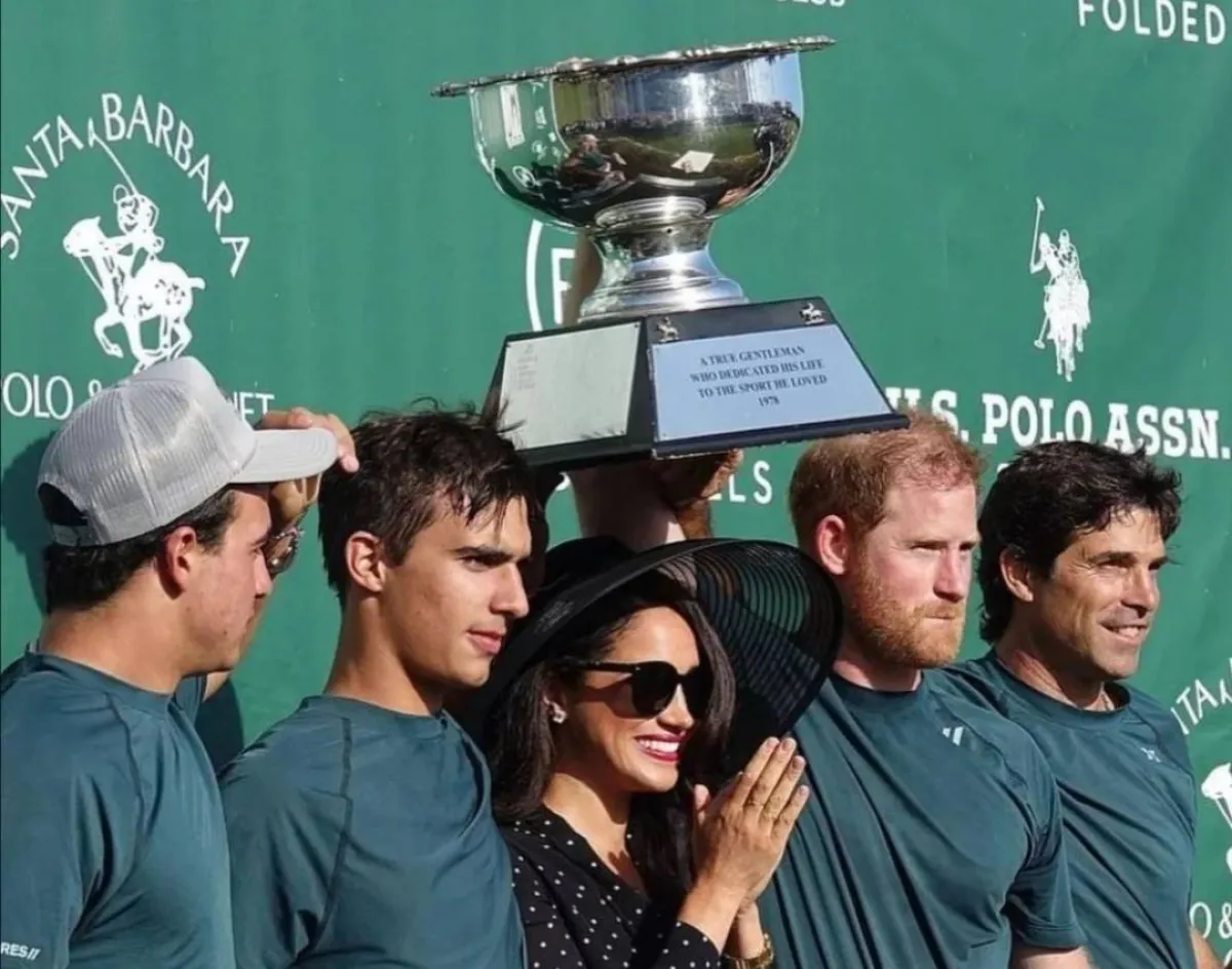 ميغان ماركل تسلم الكأس لفريق الأمير هاري- الصورة من حساب Europe Royals  على إنستغرام