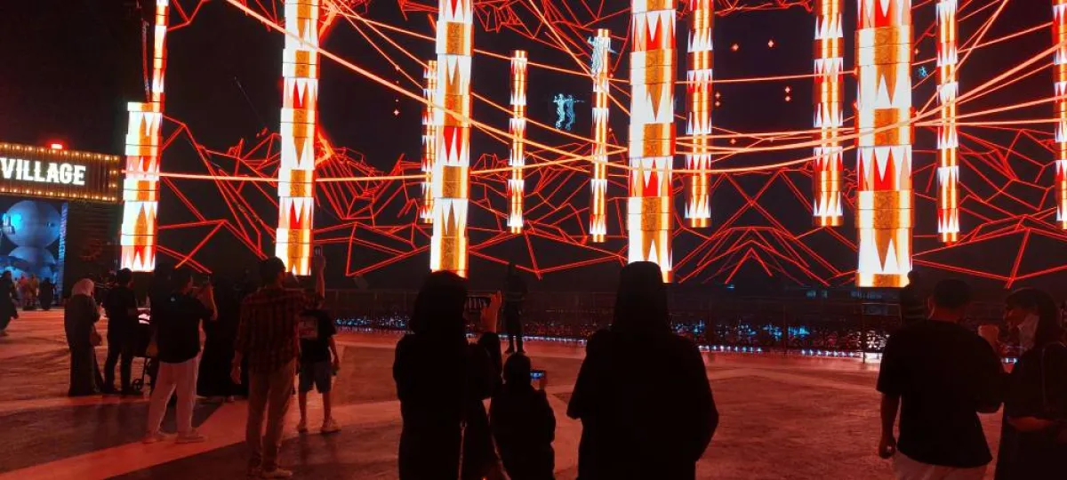 إقبال الزوار على تصوير الشاشة- تصوير المحررة