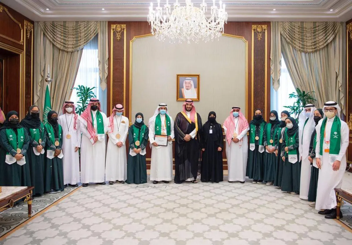  الطلبة الموهوبين والموهوبات الفائزين في معرض آيسف 2022 مع ولي العهد - الصورة من حساب موهبة بتويتر
