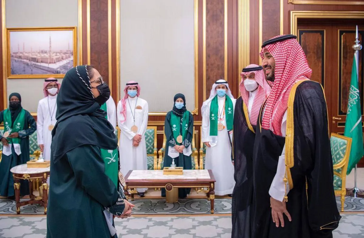 ولي العهد لدى استقباله الطلبة- الصورة من حساب موهبة بتويتر