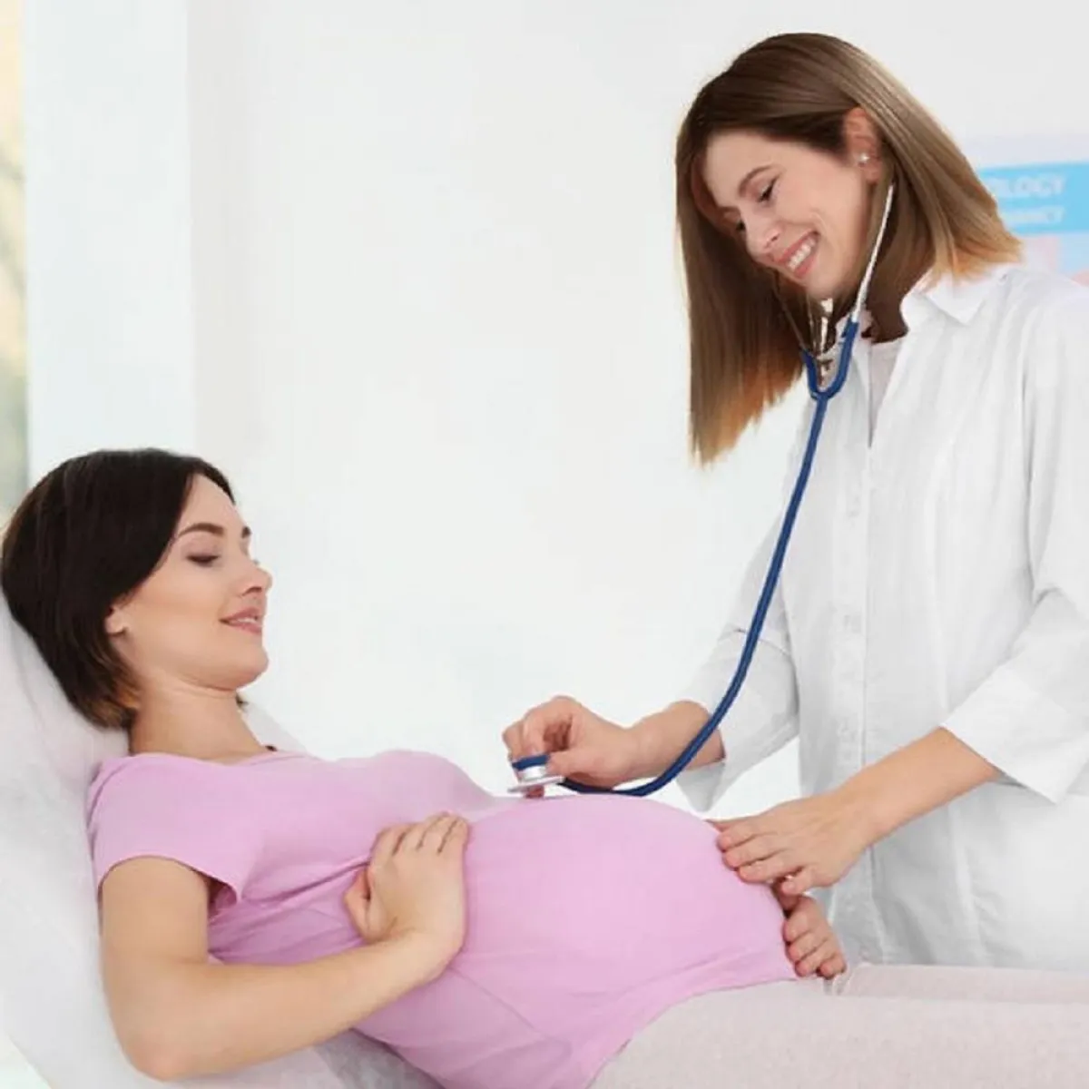 صورة لطبيبة وحامل