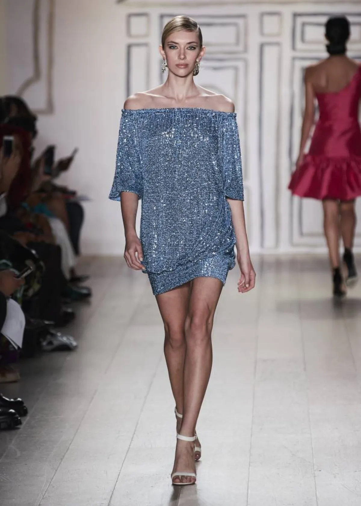 فستان باللون الأزرق من kevan hall