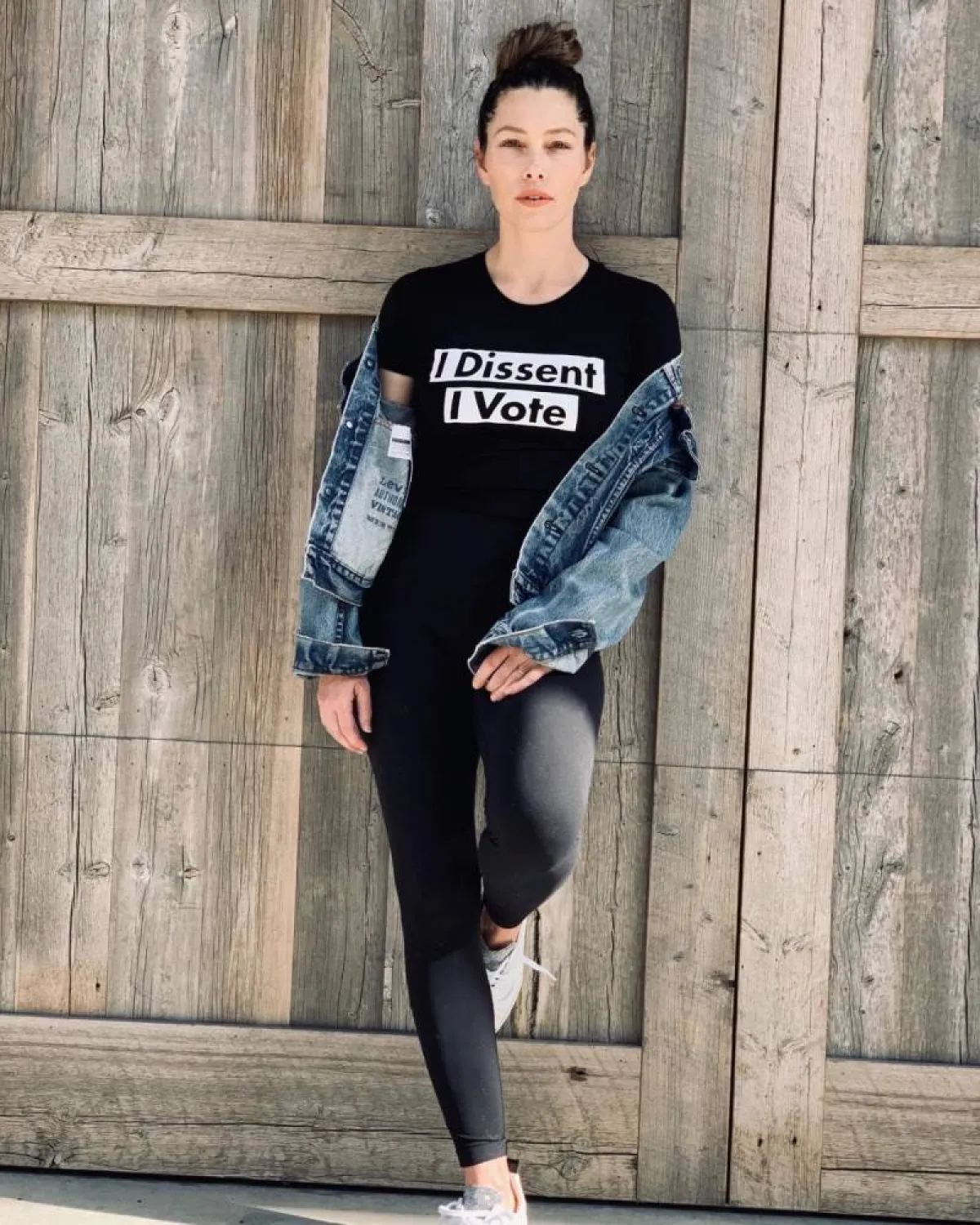 جيسيكا بيل بإطلالة باللون الأسود  