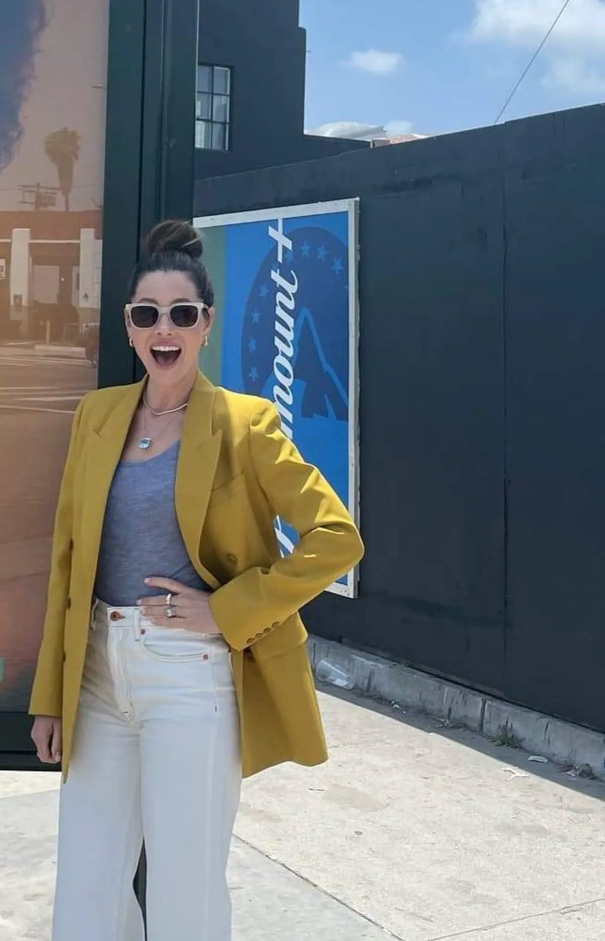 جيسيكا بيل بإطلالة باللون الأصفر 