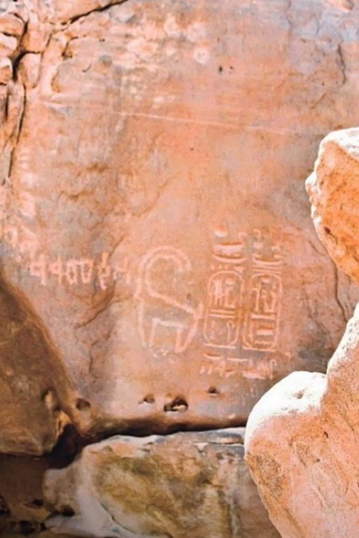  صورة تظهر نقش رمسيس الثالث في السعودية مصدر الصورة تراث السعودية