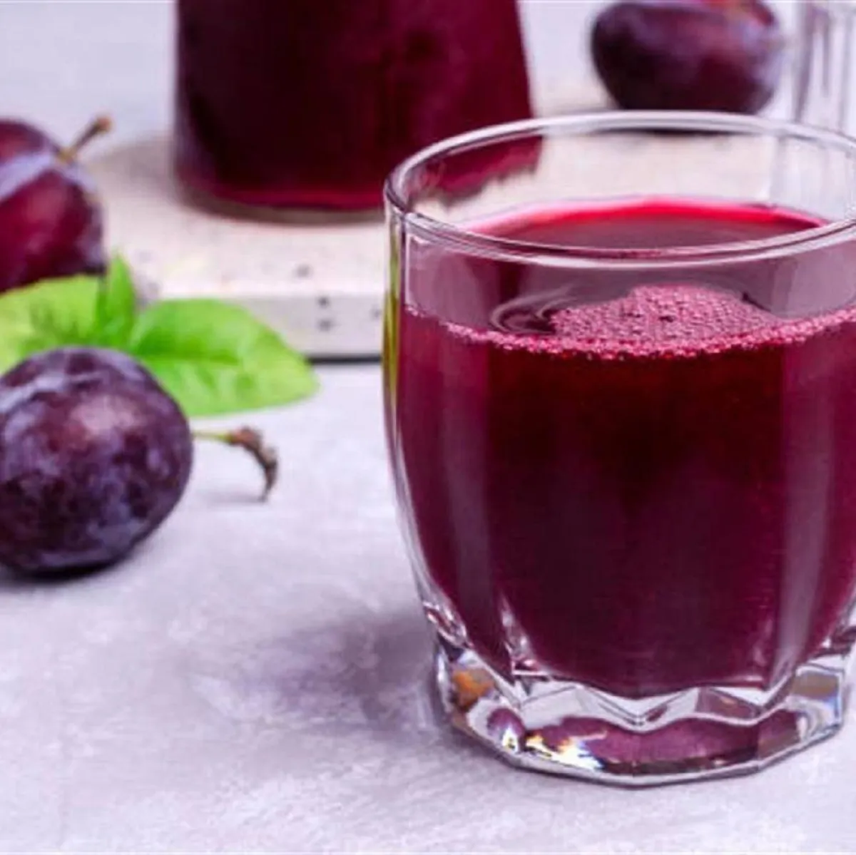 صورة لكوب من عصير البرقوق