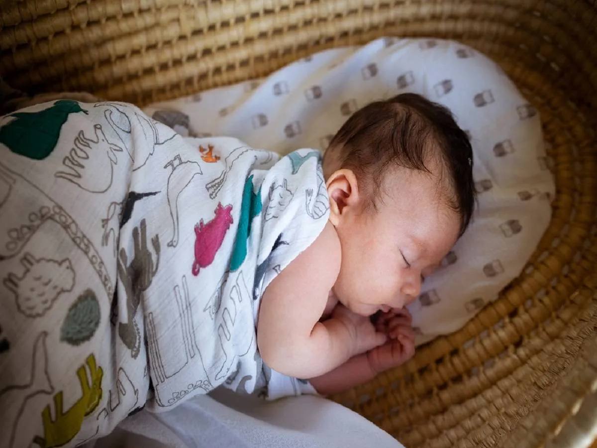 صورة لطفل رضيع نائم بمفرده