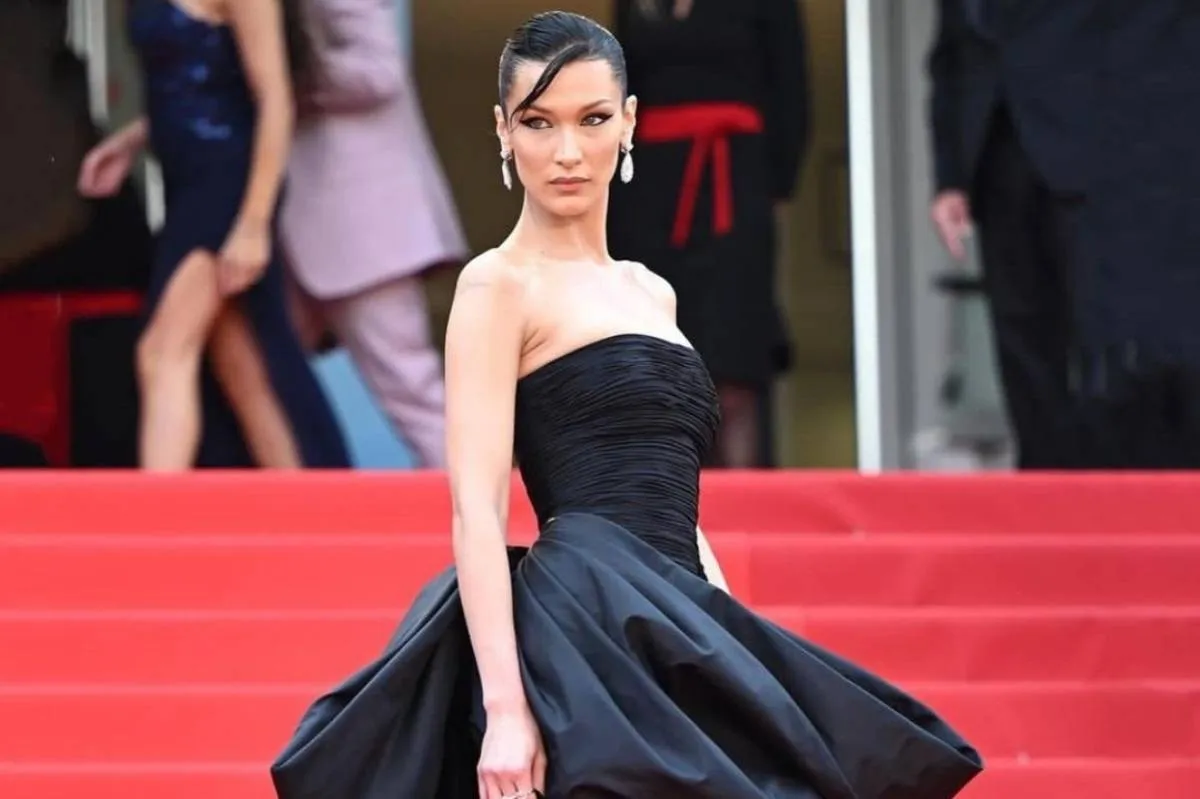 بيلا حديد- الصور من حساب Versace World على إنستغرام