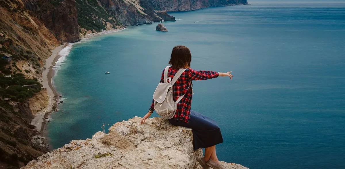 ينصح بضرورة ارتداء الملابس الخفيفة والقطنية