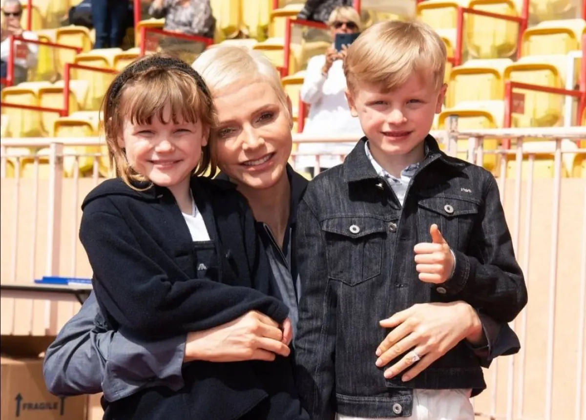 الأميرة شارلين تحتضن توأميها جاك وغابريلا- الصورة من حساب الأميرة شارلين على إنستغرام