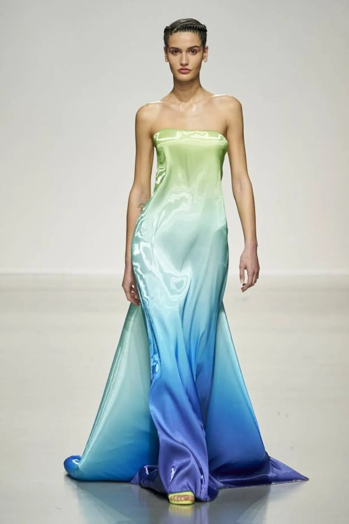 فستان مائي الالوان من سيليا كريتاريوتي