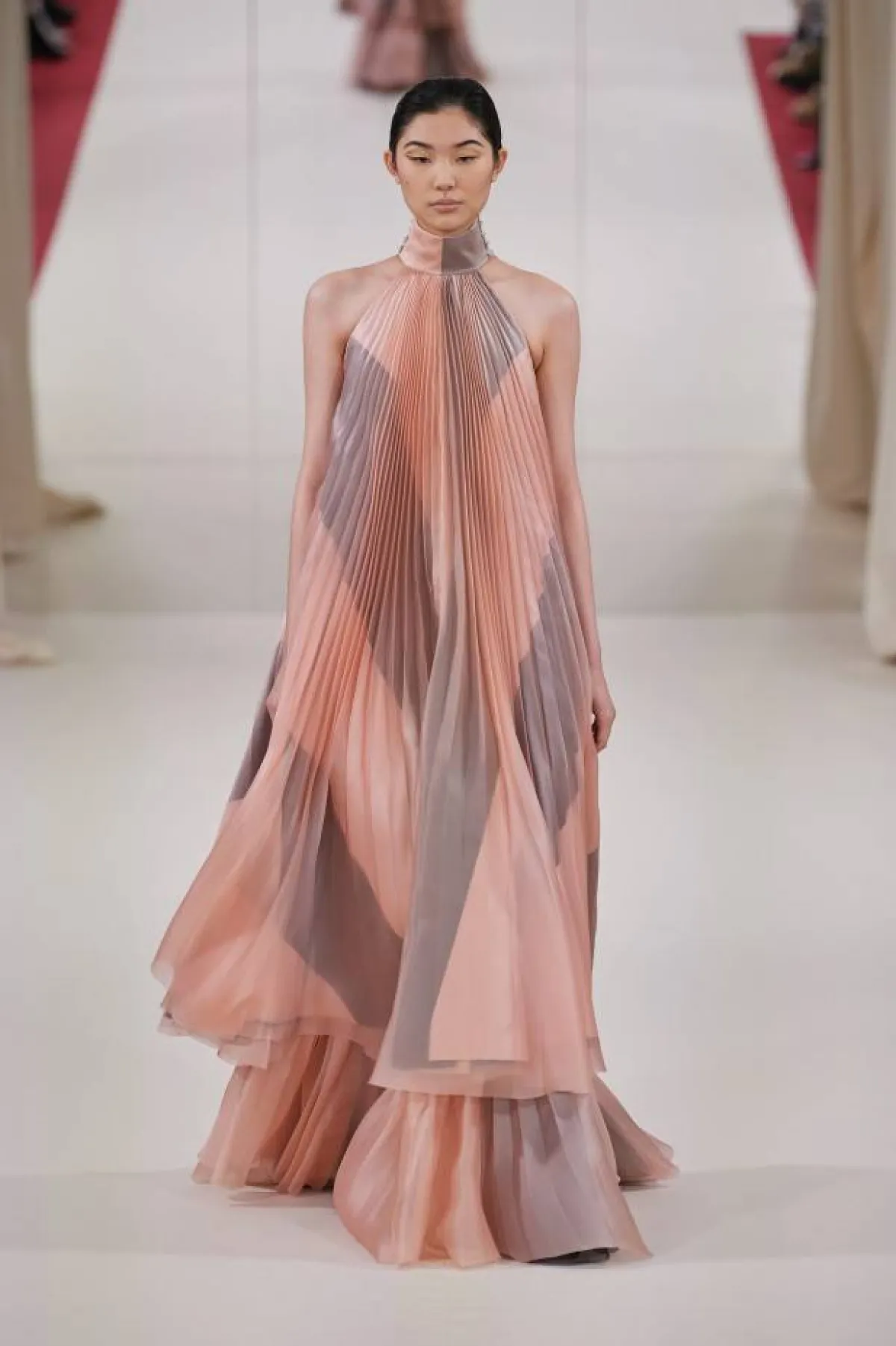 فستان يزدان بتكسيرات من الكسيس مابيل