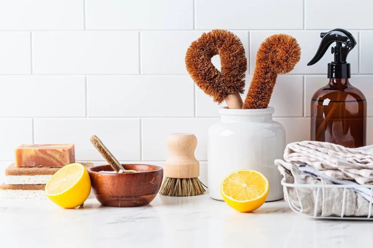 مكوّنات طبيعية مستخدمة في تلميع الأثاث الخشبي، منها الليمون الحامض