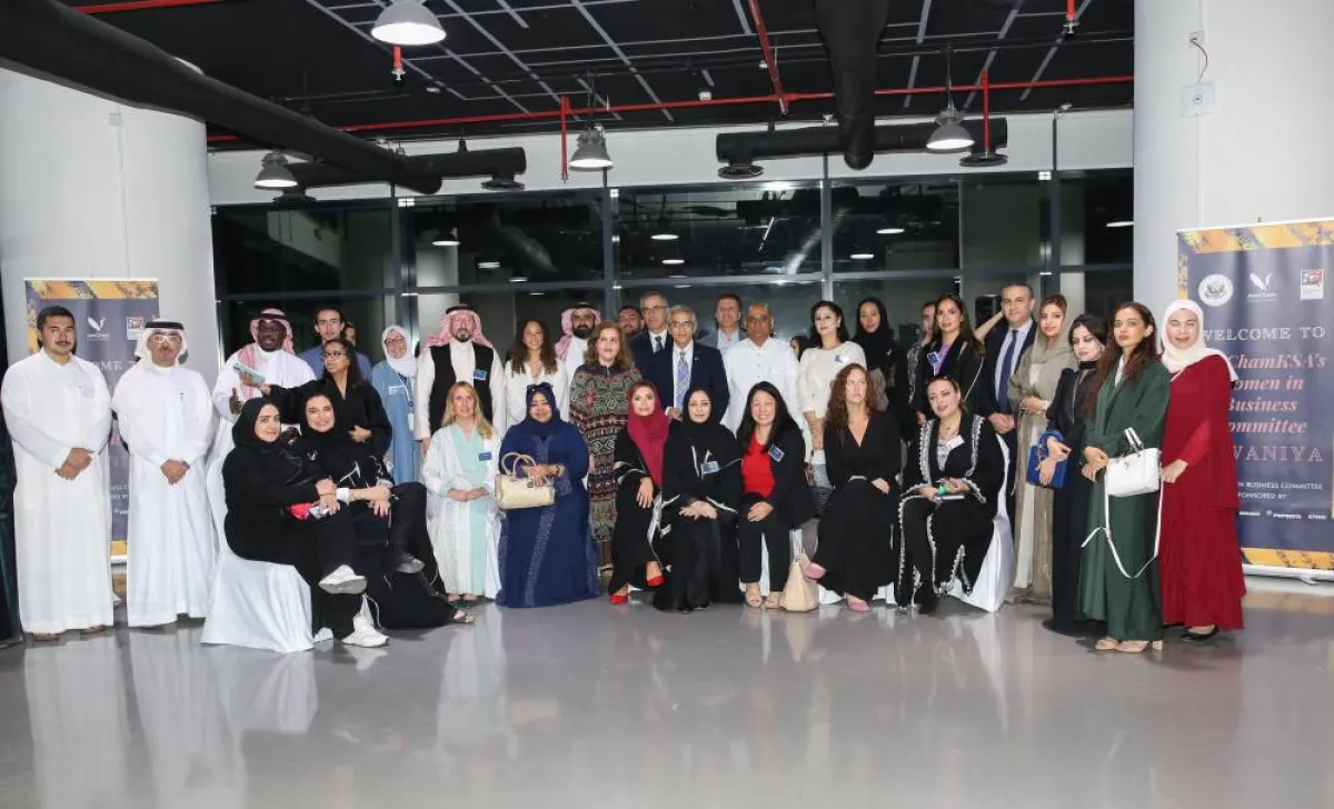 صورة جماعية للمشاركين في الديوانية الثانية للجنة سيدات الأعمال في الغرفة التجارية الأمريكية بجدة