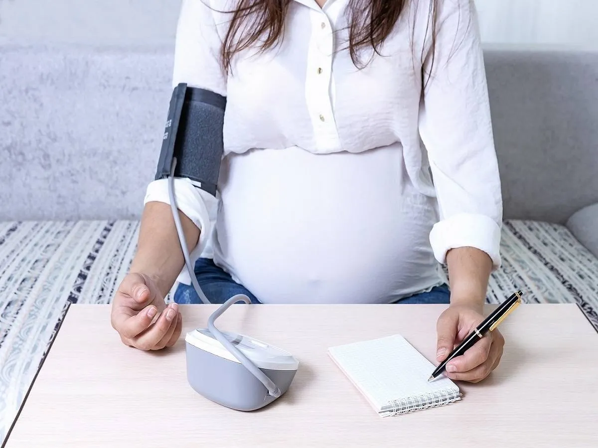 صورة لحامل تقيس ضغط الدم لديها