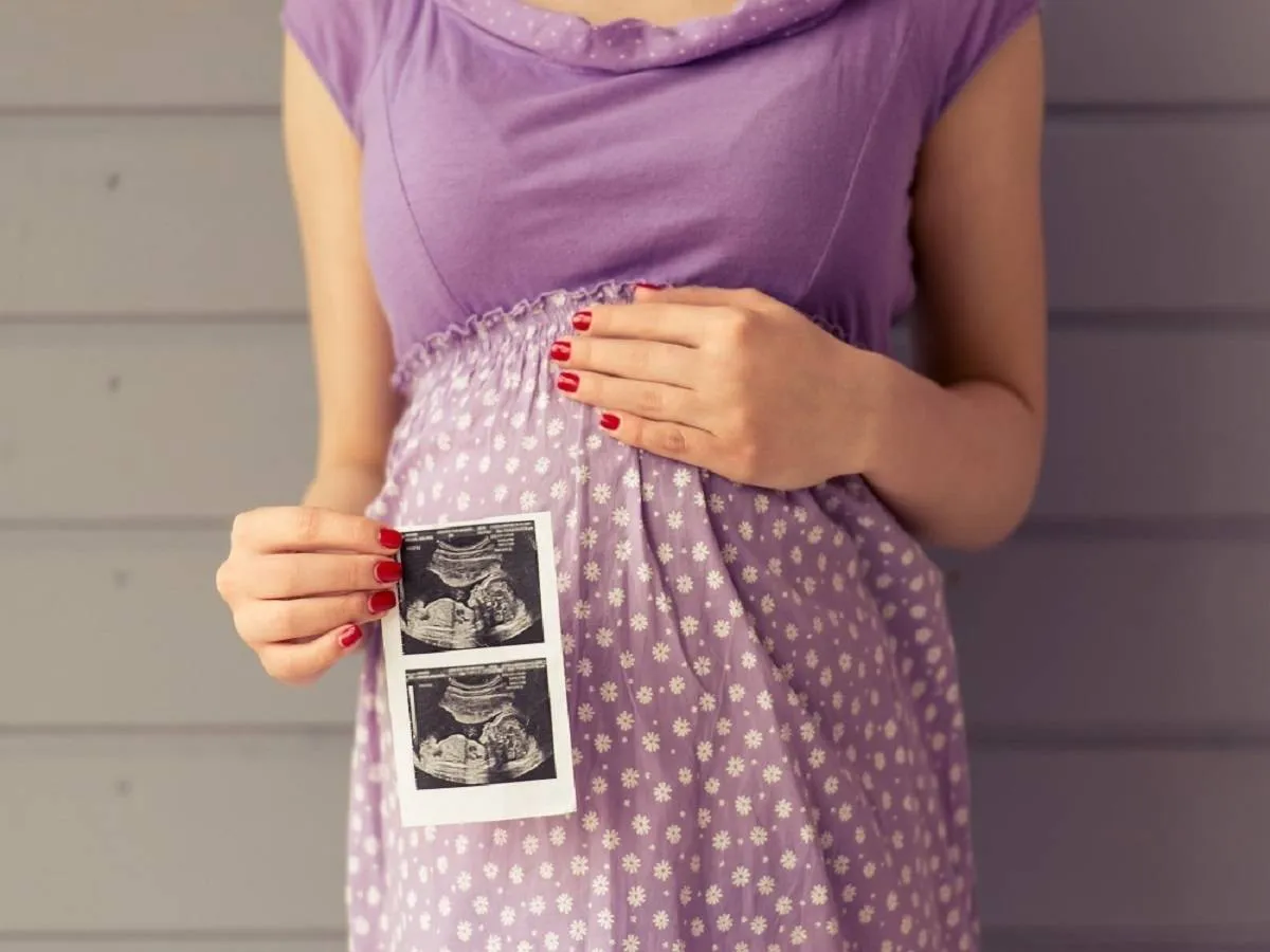 صورة لحامل تحمل أشعة بالموجات الصوتية 