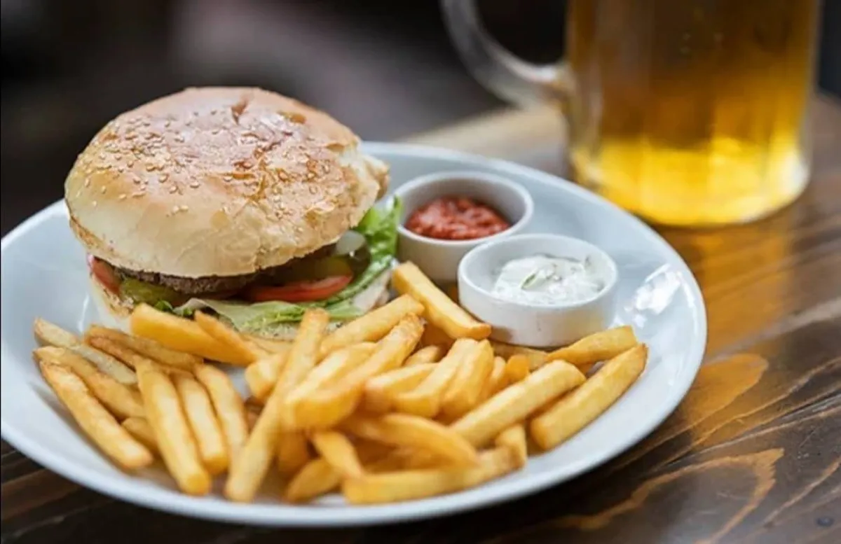 بمناسبة اليوم العالمي للهامبرجر  .. أكلة كل الطبقات