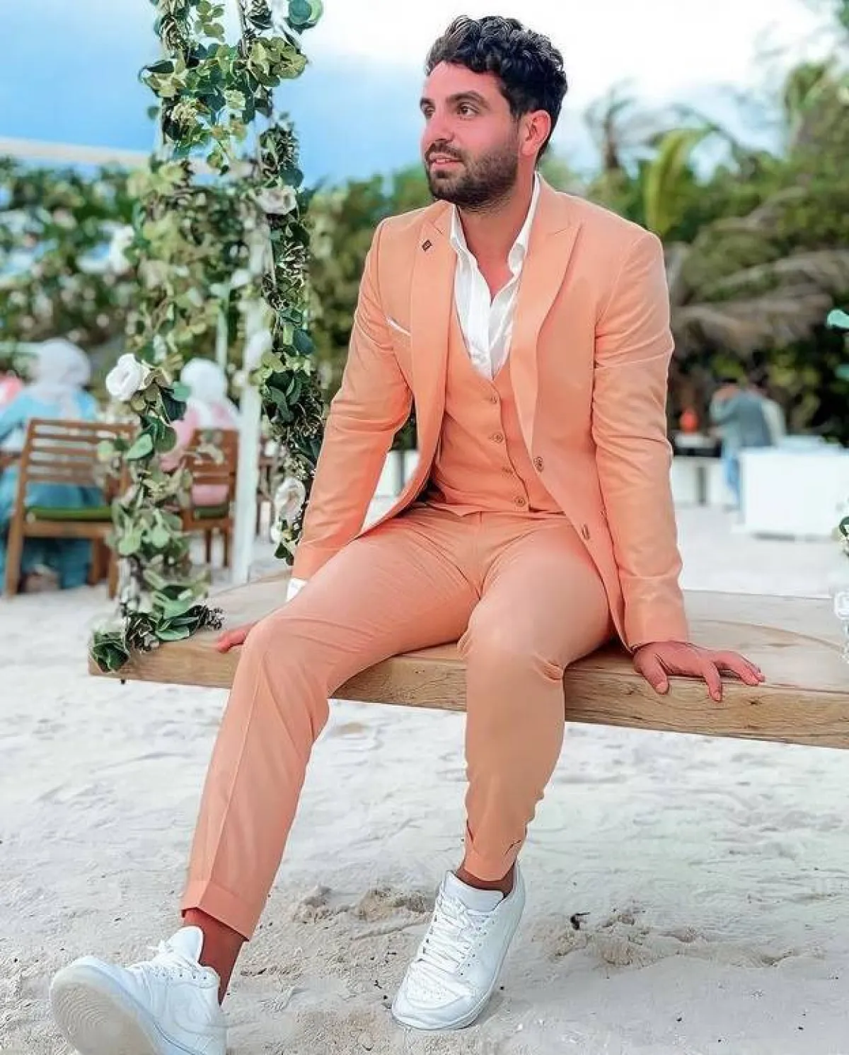 بدلة باللون السومو