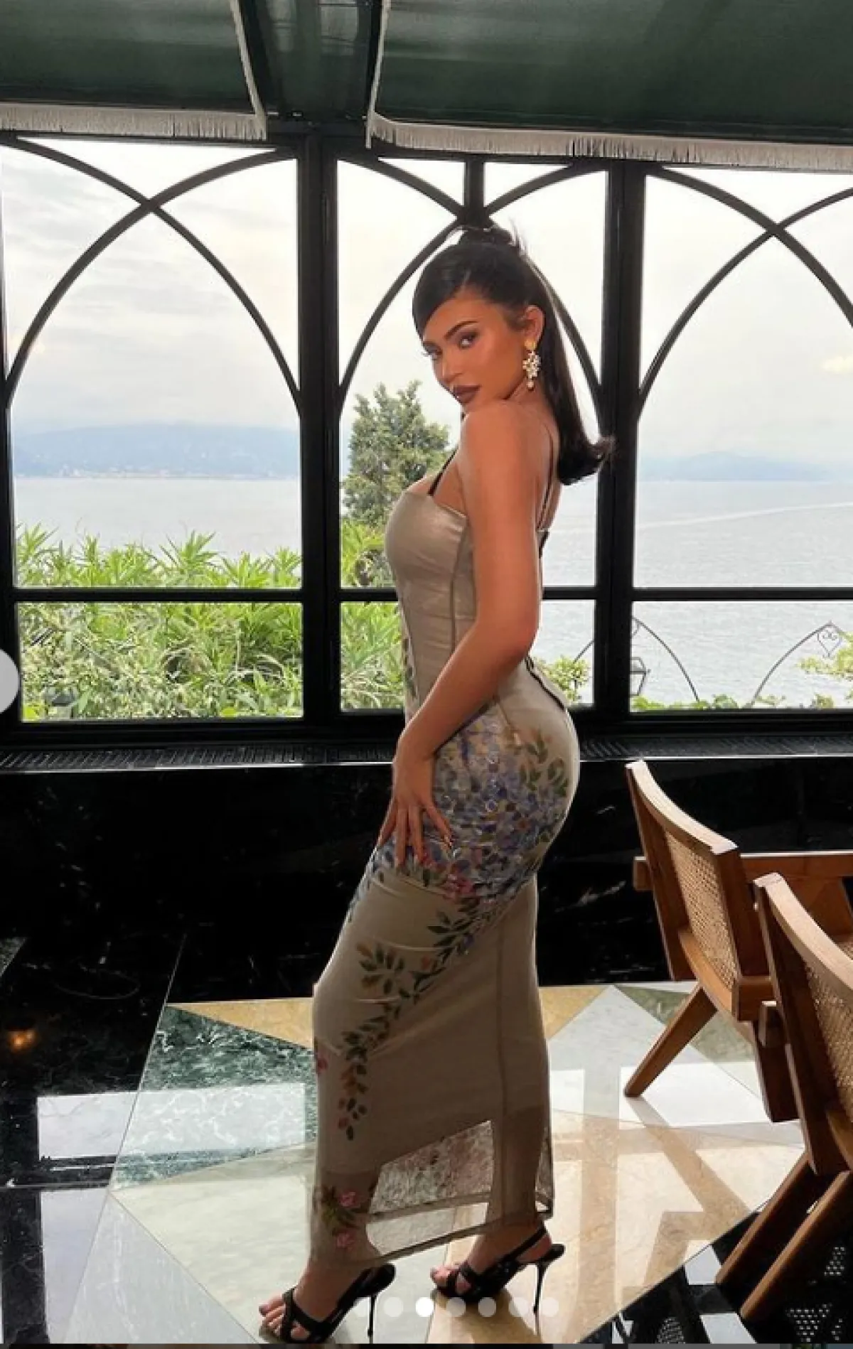 كايلي في فستان مطبع بالورود