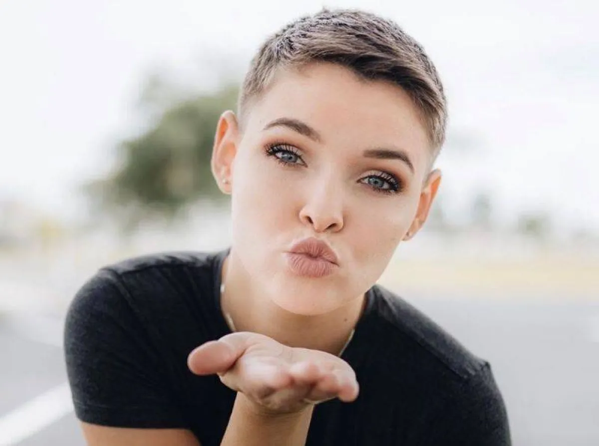 تسريحات شعر غارسون قصير مبلل