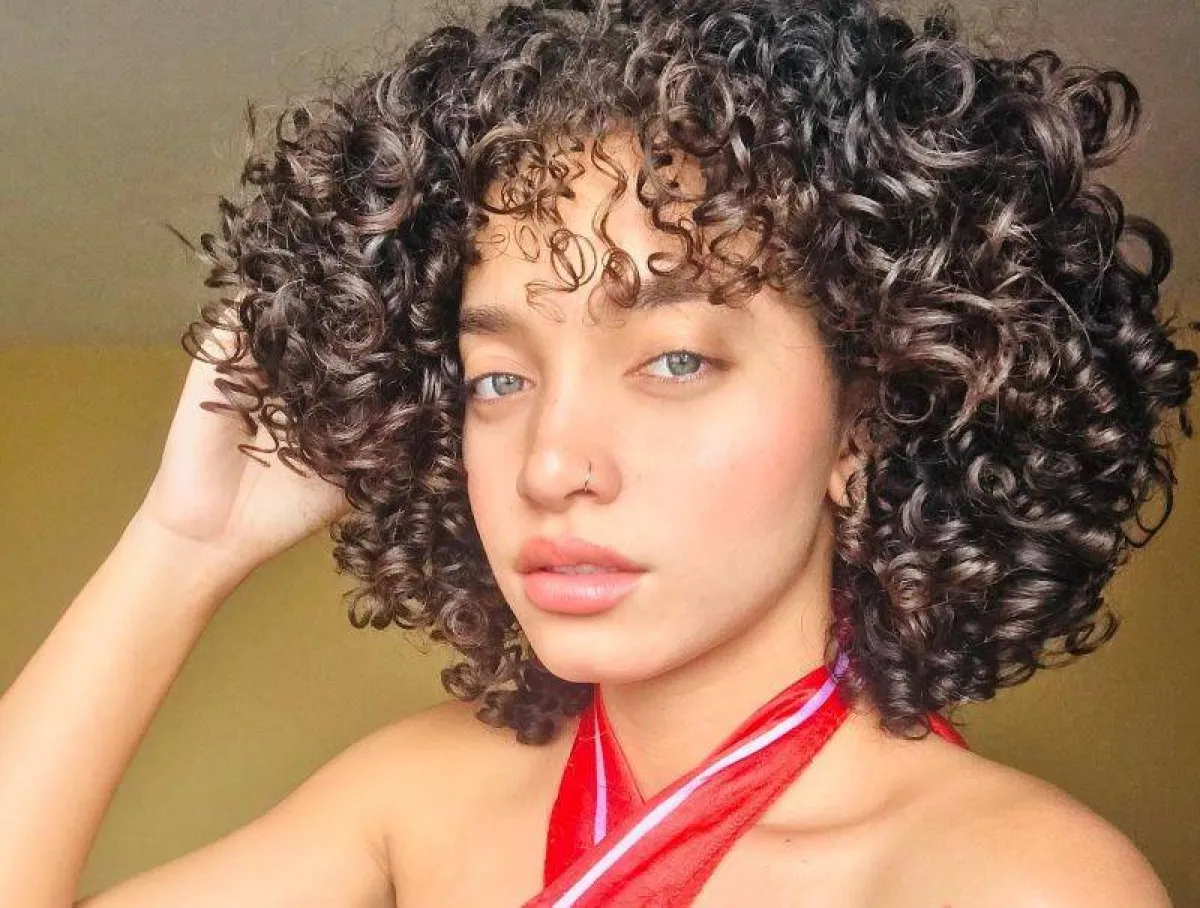 تسريحات شعر مجعد قصير مبلل