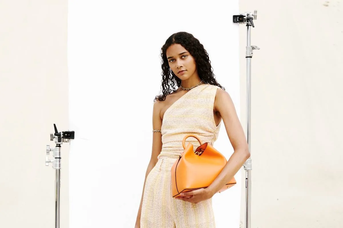 موديلات حقائب بأحجام متوسّطة