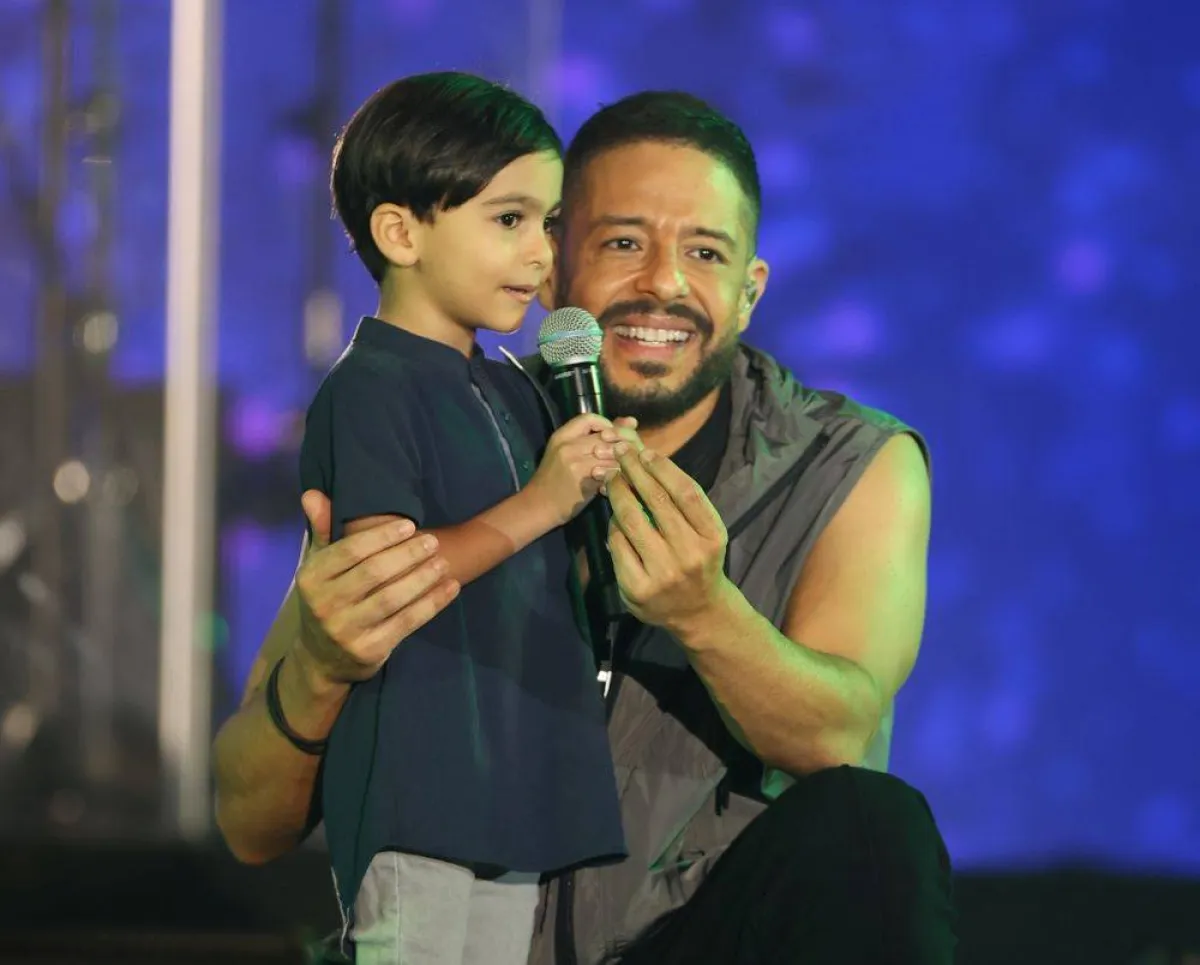 صورة محمد حماقي مع الطفل جميل 