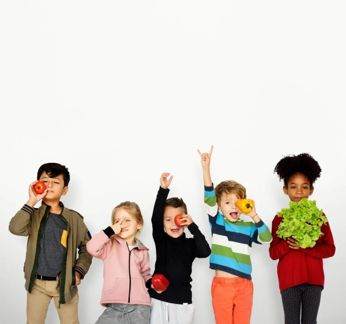 صورة لأطفال مع الخضراوات