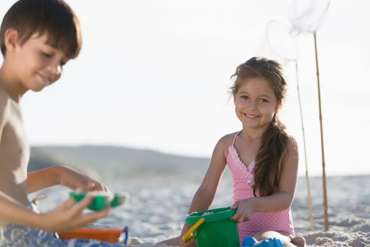 صورة لطفلين يلعبان بالرمل