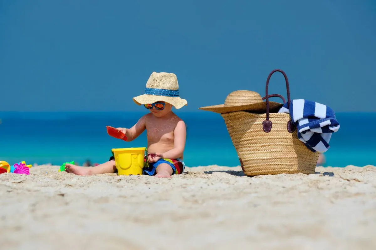 صورة طفل يلعب بالرمل