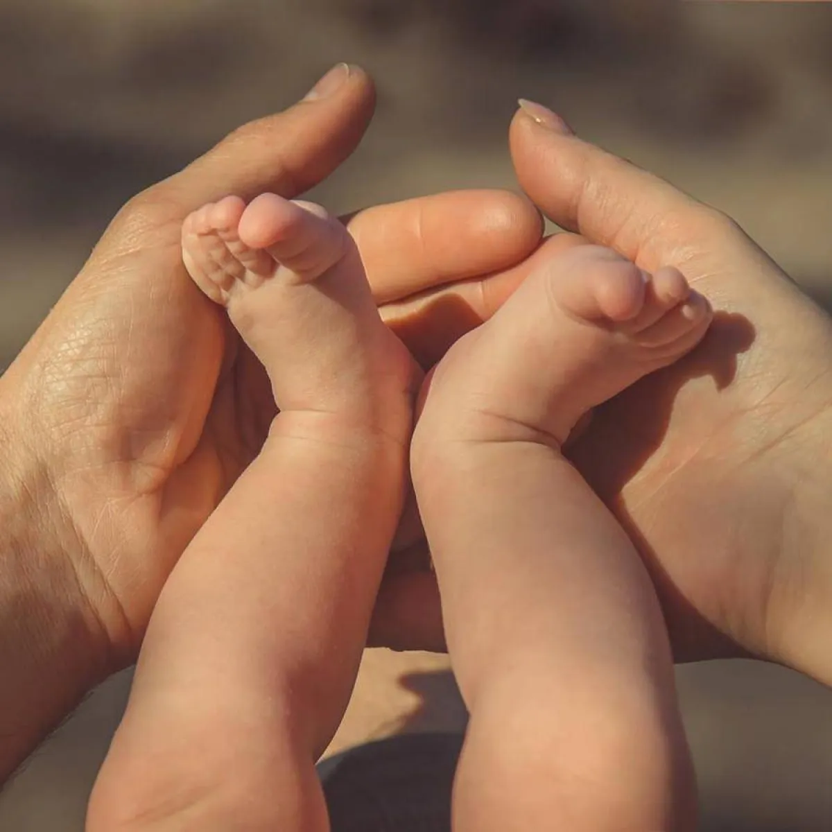 صورة لساقي طفل، تعانيان من مشاكل بسبب المشاية