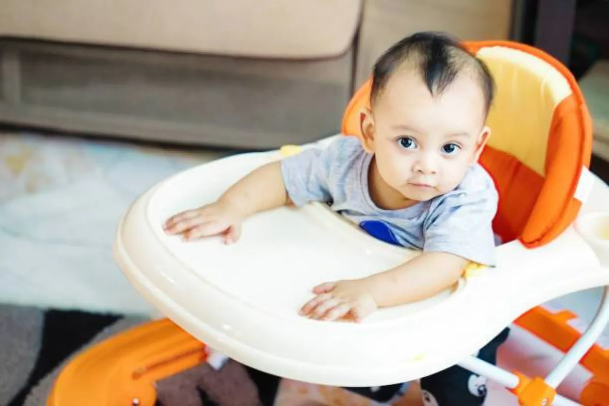 صورة لطفل في المشاية، في عمر مبكر