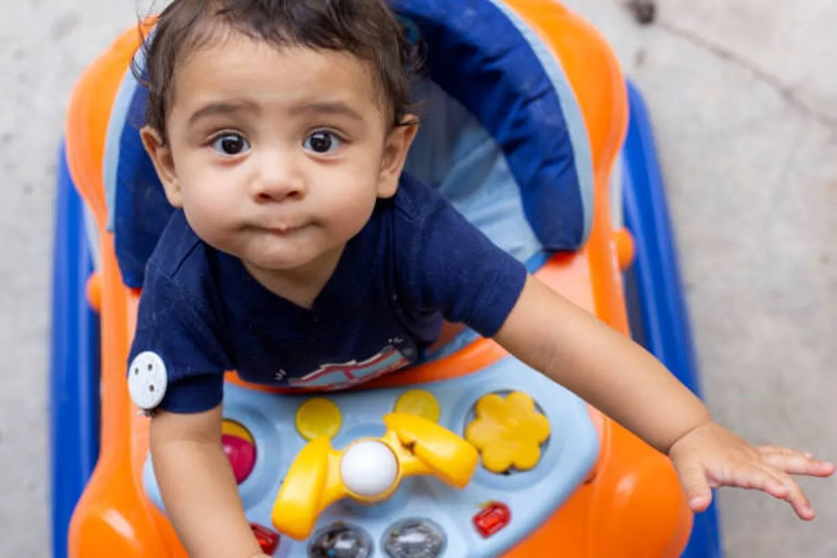 صورة لطفل في المشاية