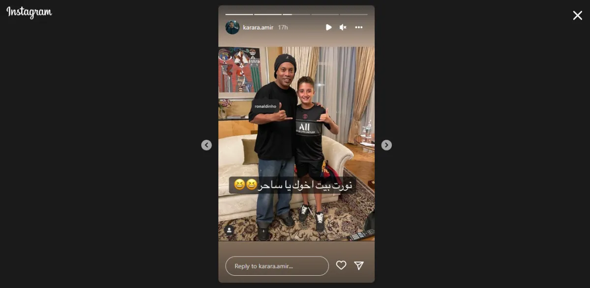ابن أمير كرارة مع رونالدينهو - صورة من حساب امير كرارة على إنستجرام