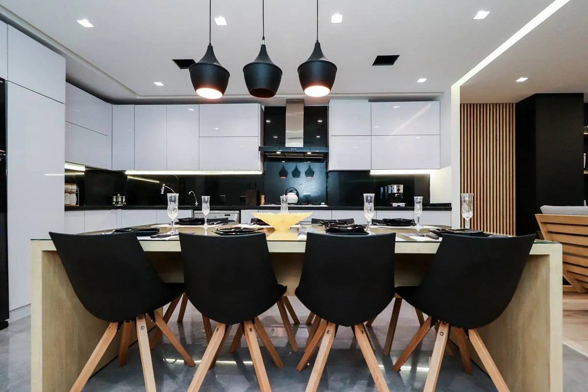 الأسود مناسب لديكور الفراغات الفسيحة