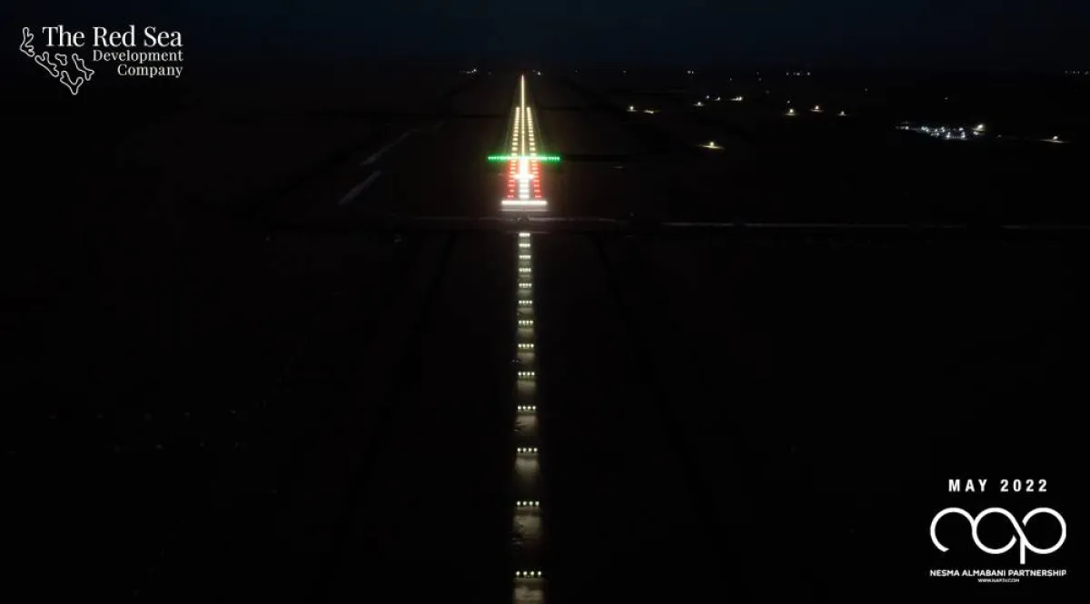 إضاءة مدرج مطار البحر الاحمر ليلا