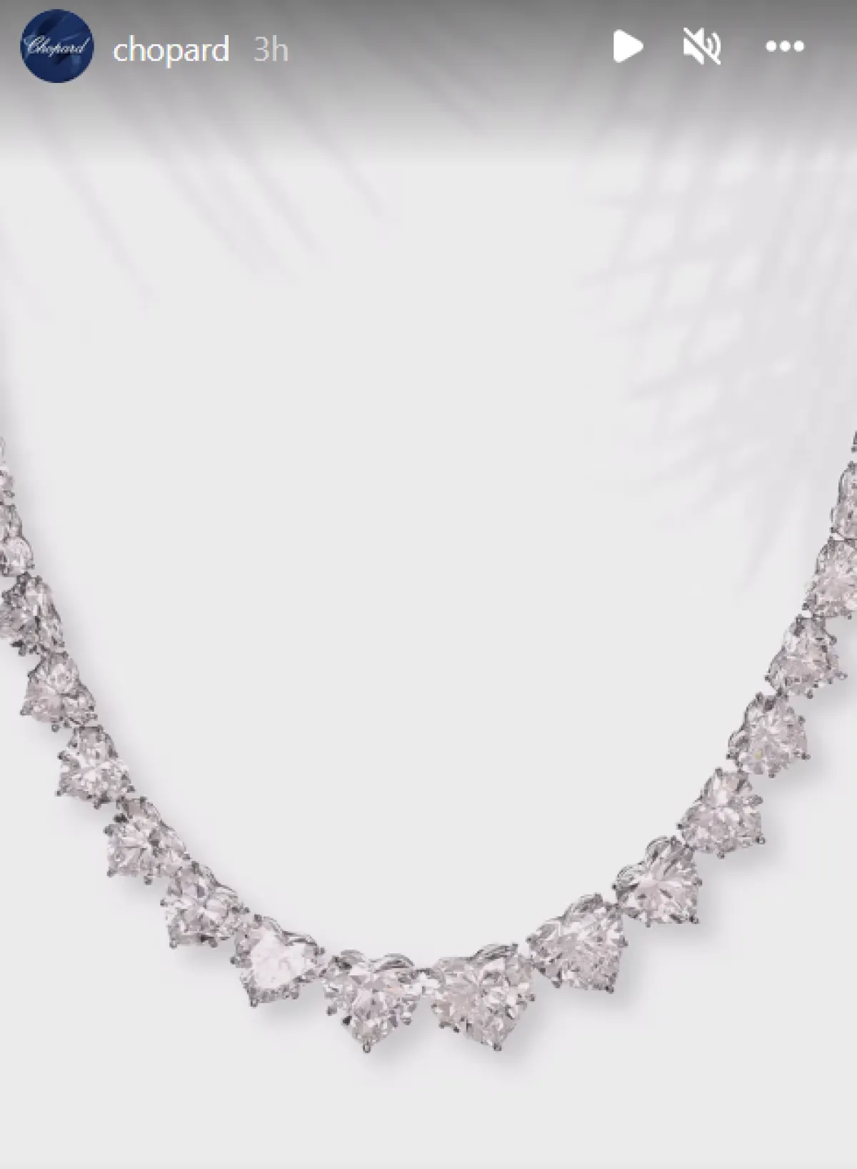 صورة من قصص حساب مجوهرات شوبارد على انستغرام