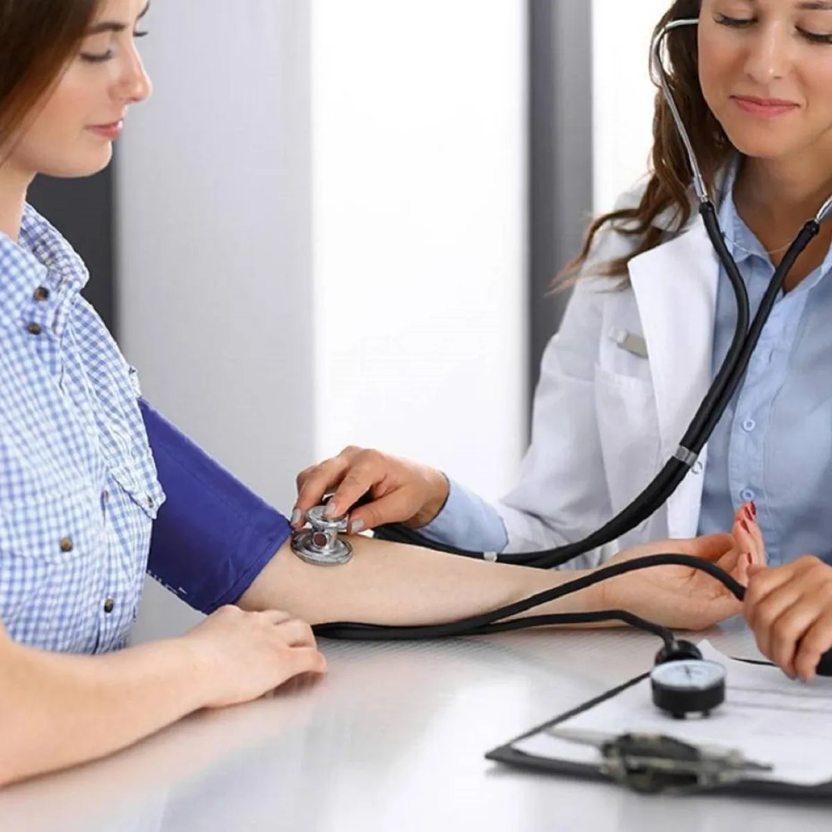 صورة لطبيبة وحامل