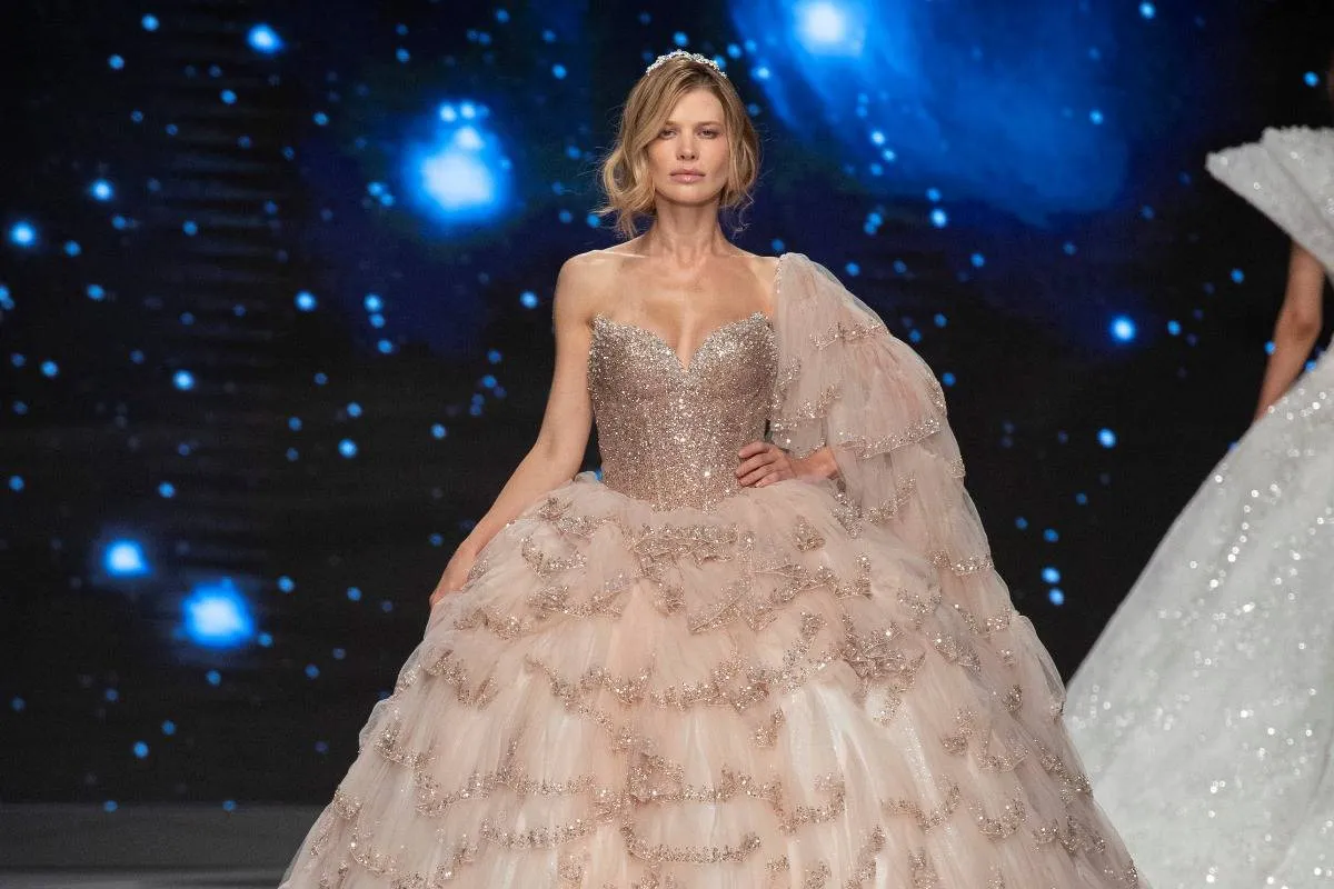 فساتين زفاف باللون البيج