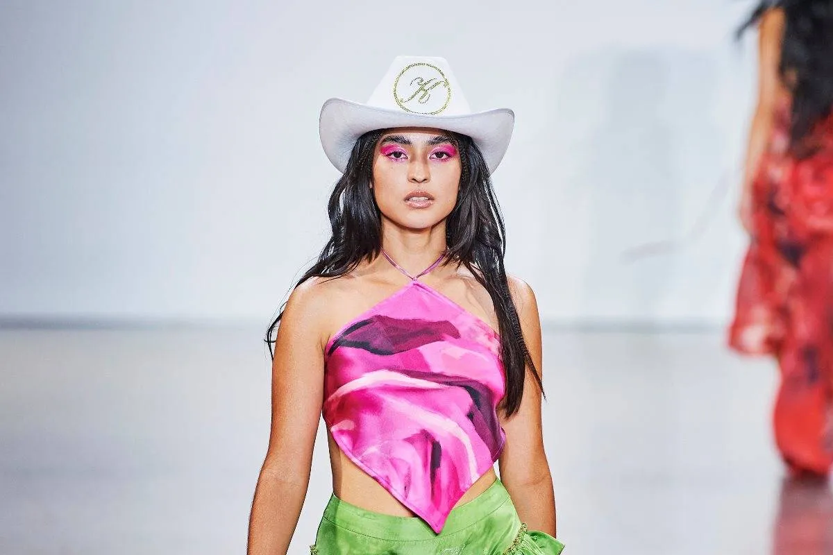 موديلات قبّعات بيضاء