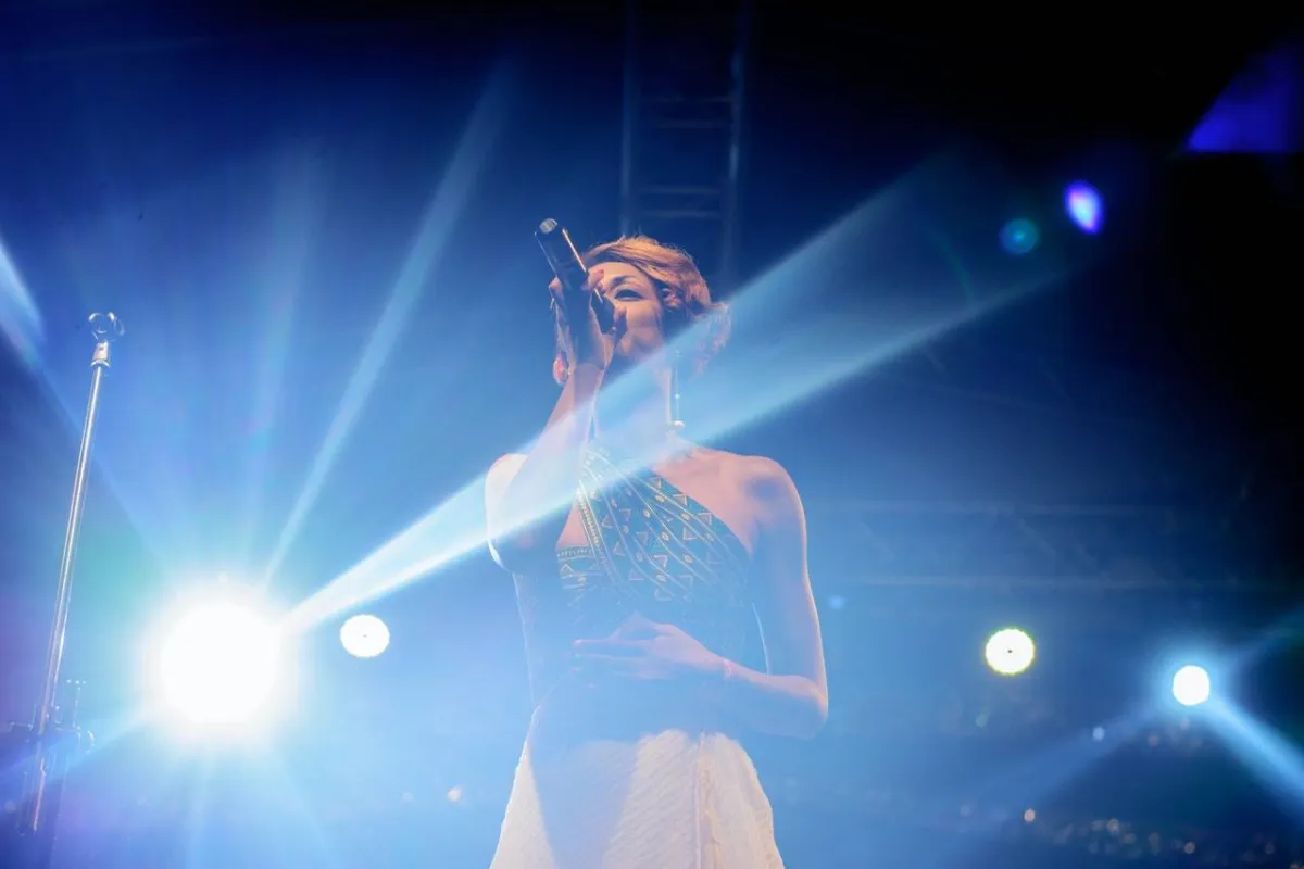 صورة لامرأة تغني