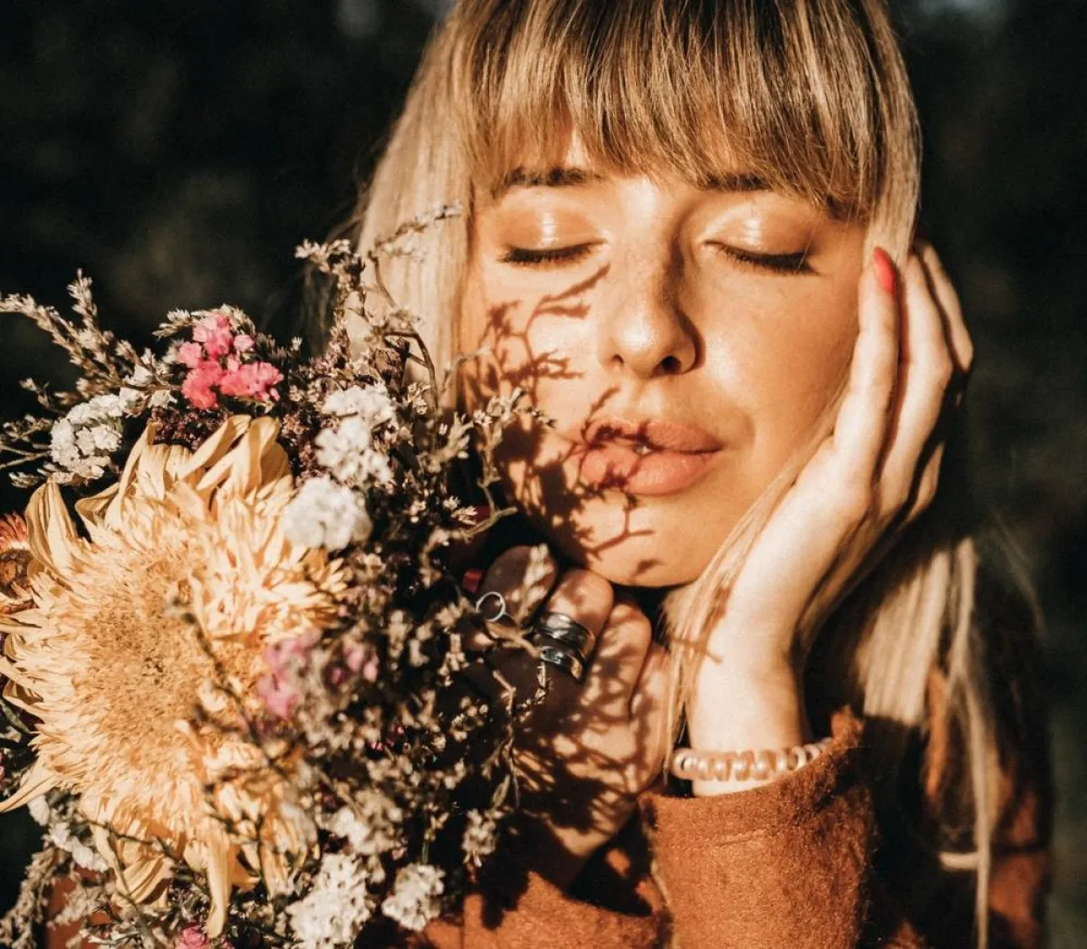 صورة لامرأة تضع يدها على خدها