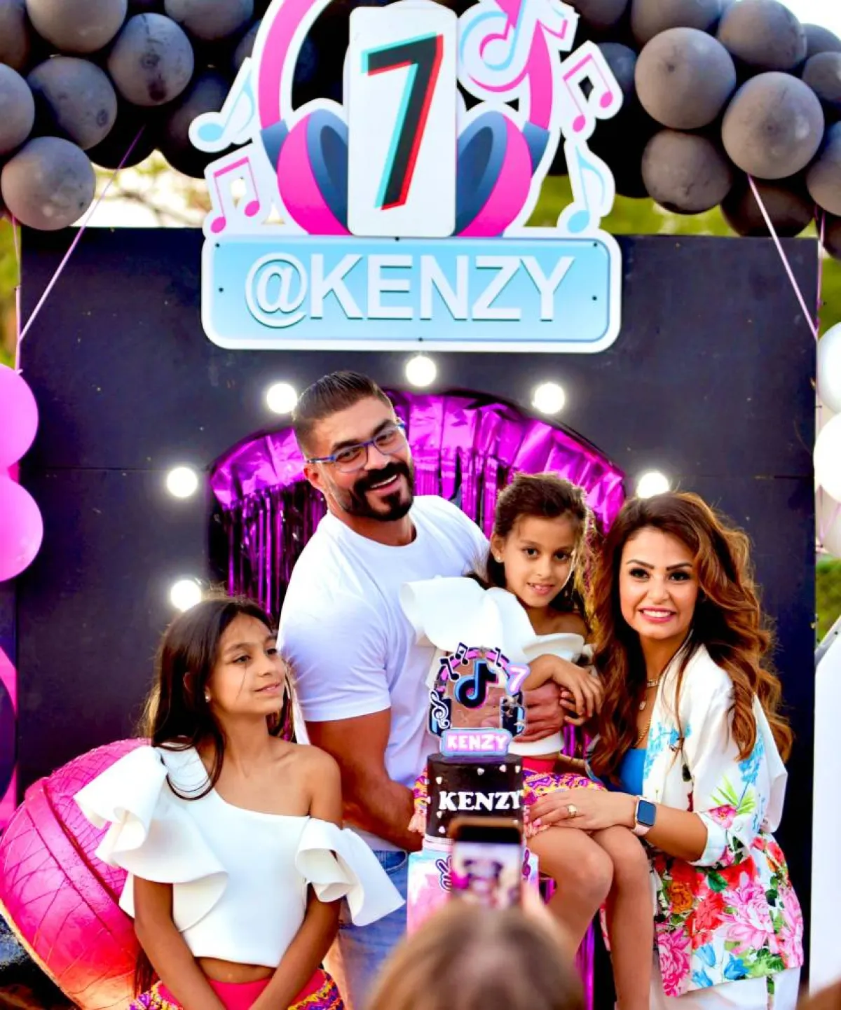 خالد سليم وأسرته من احتفاله بيوم ميلاد ابنته الصغرى كنزي - الصورة من حسابه على انستغرام
