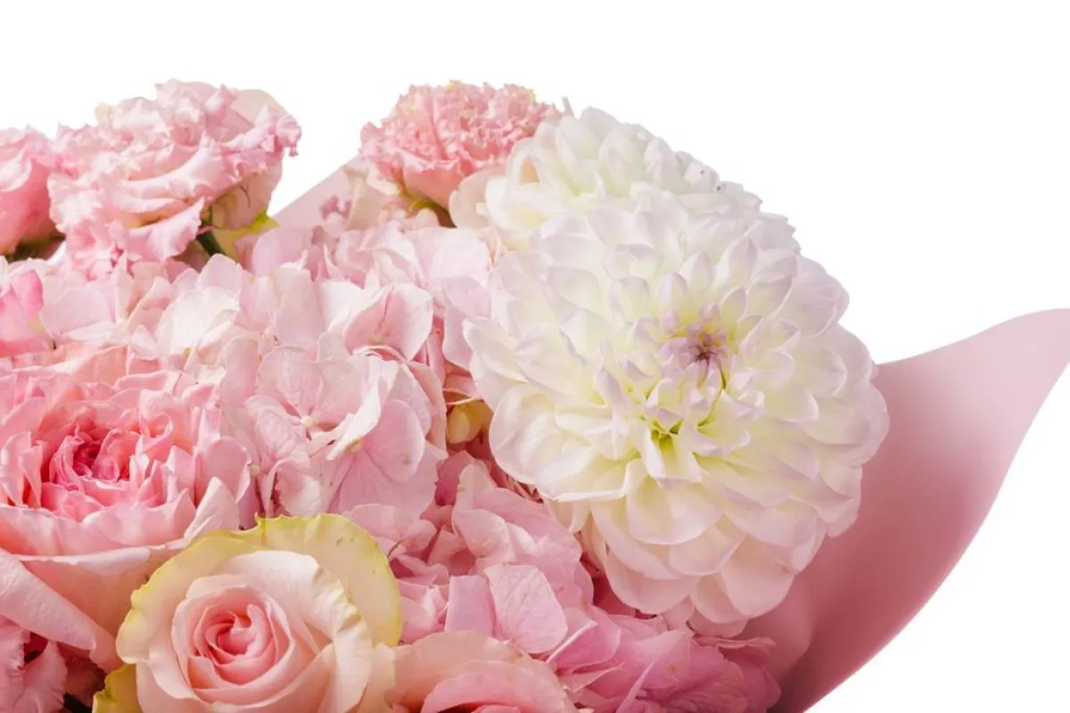 باقة الورد تقدّم لوالدة العروس أثناء الزيارة