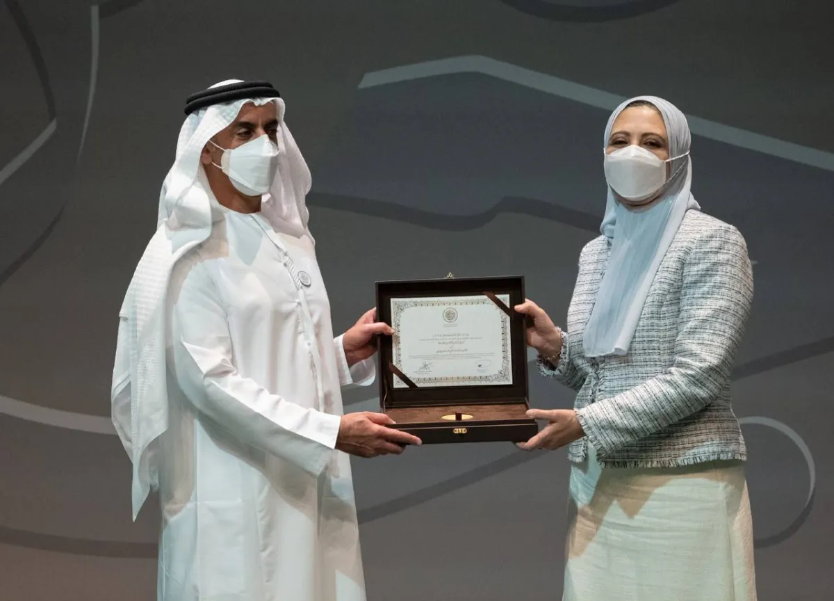صورة الشيخ سيف بد زايد آل نهيان، يكرّم ماريا دعدوش 