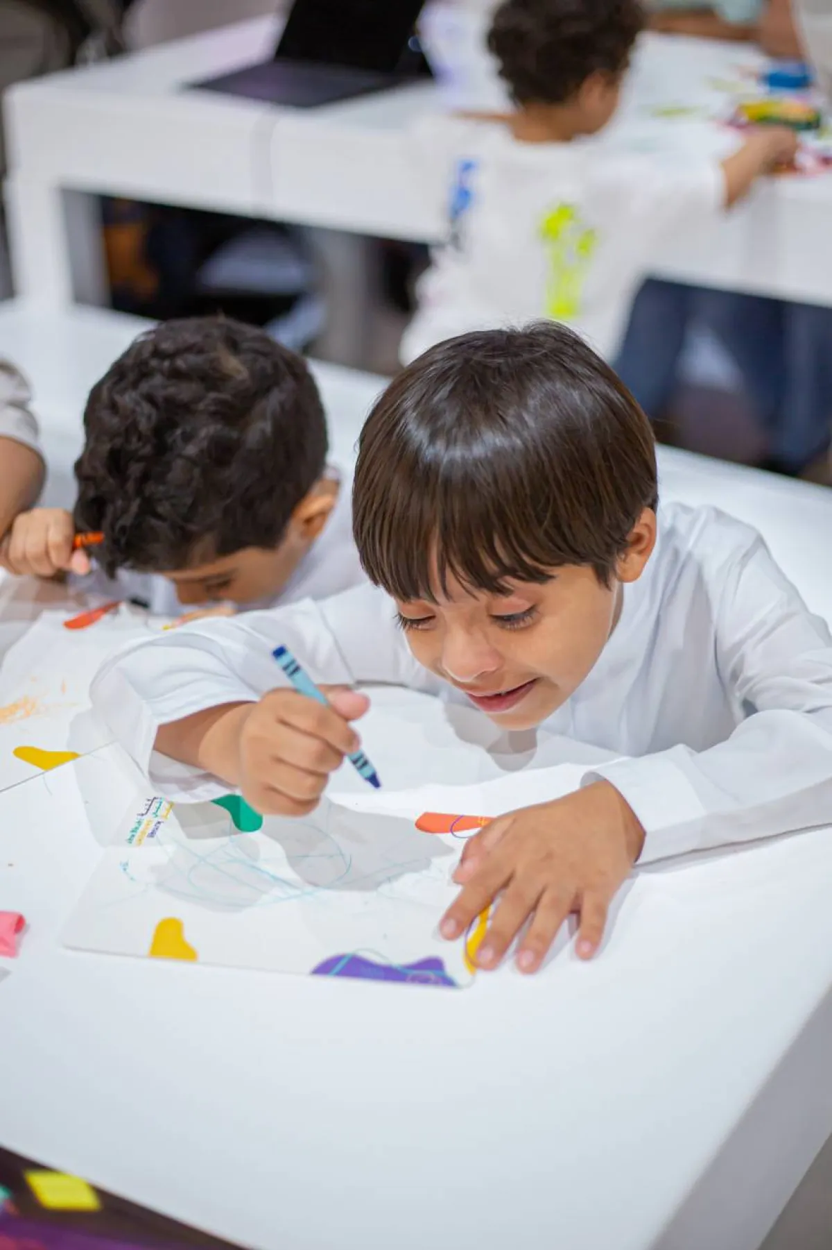 صورة طفلين مع الالوان