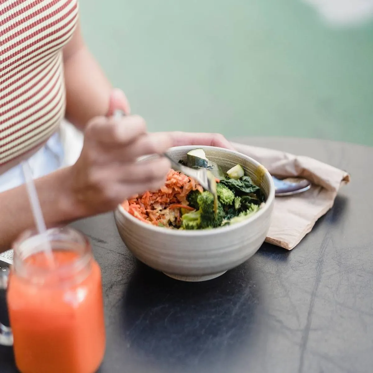 صورة لحامل تتناول الجزر