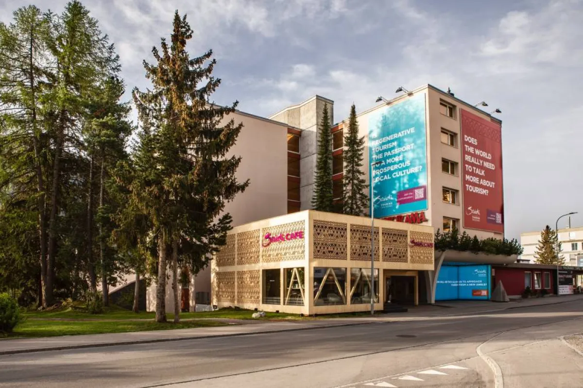 مقهى سعودي في دافوس يمنح الزوار تجربة مميزة لمعرفة ثقافة وعادات المملكة - الصورة من حساب الأميرة هيفاء بنت محمد على تويتر