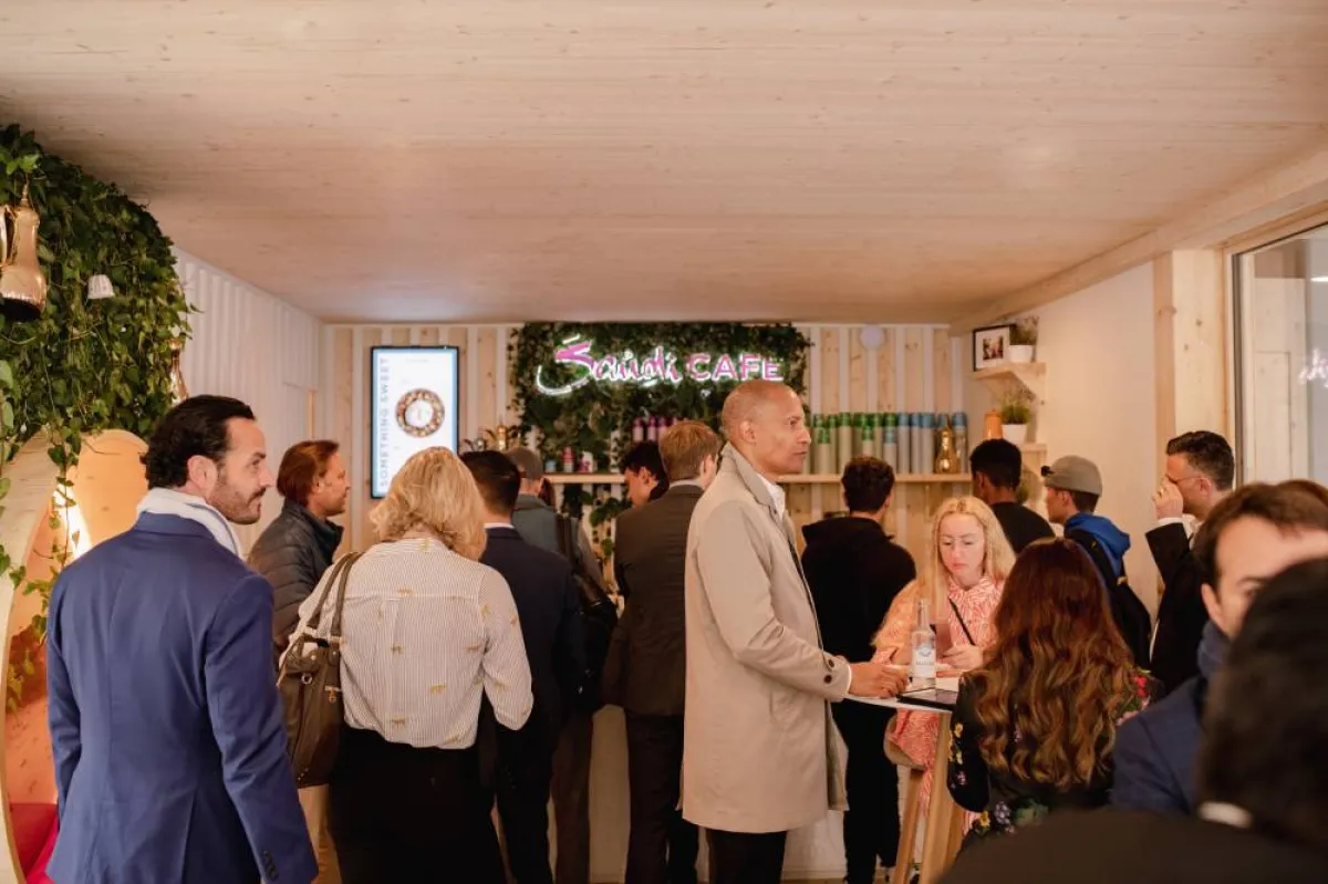 مقهى سعودي في دافوس يمنح الزوار تجربة مميزة لمعرفة ثقافة وعادات المملكة - الصورة من حساب الهيئة السعودية للسياحة على تويتر